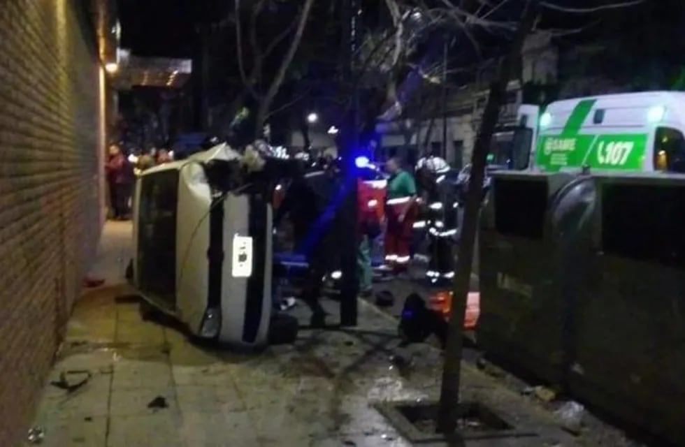 Palermo: intentó conducir alcoholizado y volcó su auto a los 20 metros