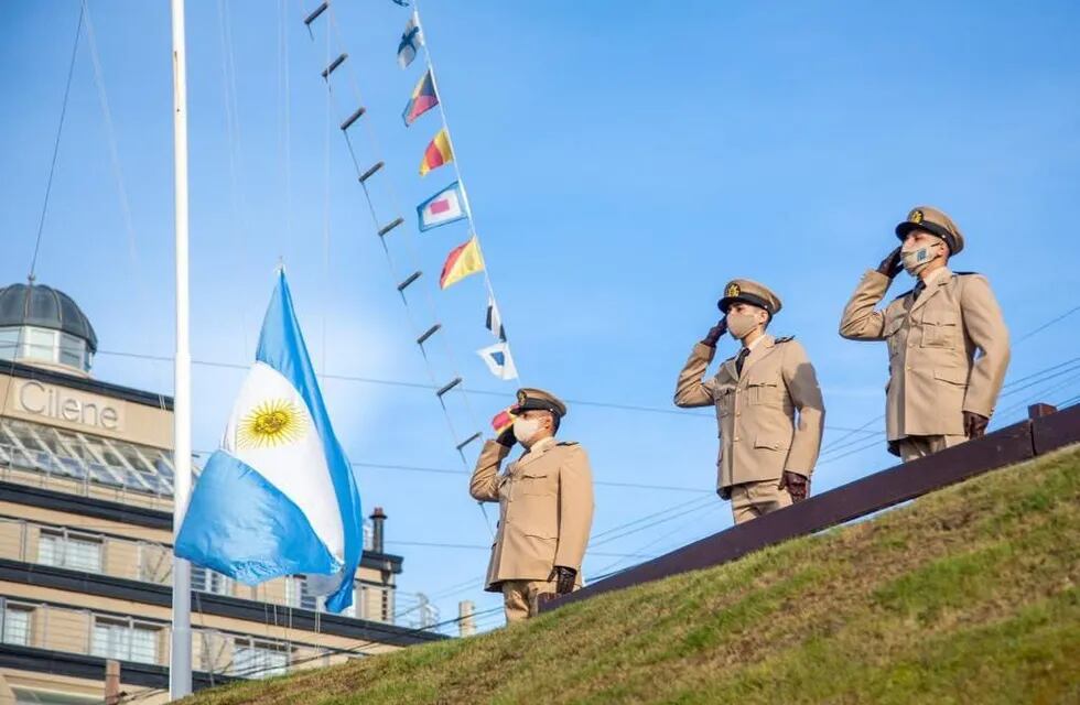 Las celebraciones por el 137° aniversario de Ushuaia comenzaron a las 8 de la mañana con la participación del intendente Walter Vuoto e integrantes de su Gabinete en la Prefectura Naval.