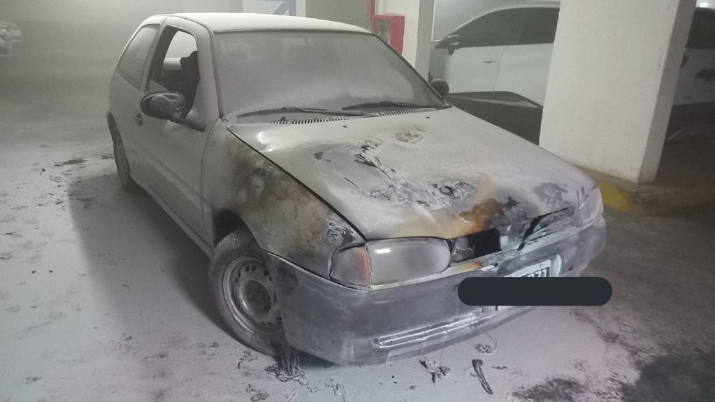 Así quedó el auto incendiado dentro de una cochera subterránea.