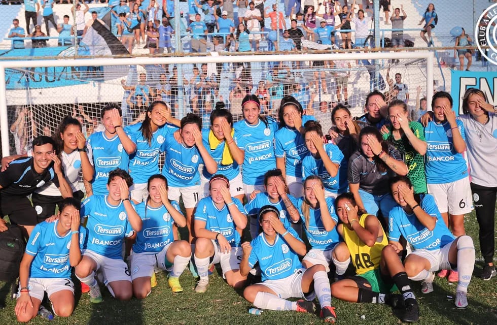 El festejo de Belgrano en la cancha de Atlético de Rafaela, donde venció a Newell's y logró el ascenso a la Primera B de la AFA luego de una campaña brillante. (Prensa Belgrano)