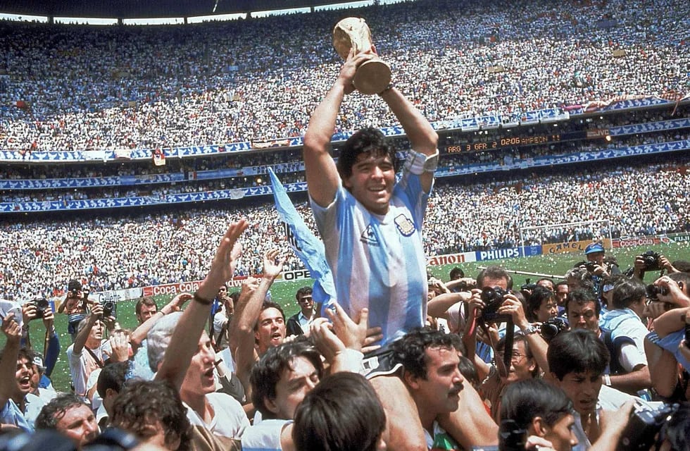 Maradona, con la camiseta que donó Matthäus.