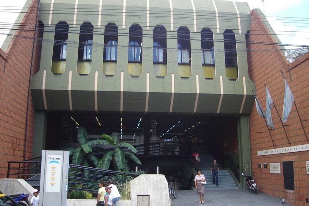 La sede central del Instituto de Seguros de Jujuy (ISJ), ubicada en la calle Alvear al 700, en la capital provincial.