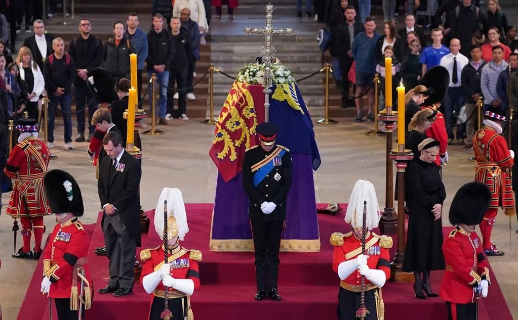 Los nietos de la reina Isabel II proagonizaron una vigilia especial este sábado 17 de septiembre. los ocho custoriaron el féretro de la monarca durante 15 minutos, en silencio (Reuters)
