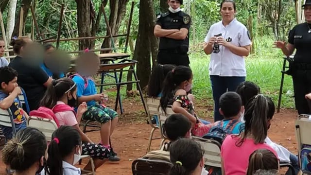Efectivos policiales realizaron charlas escolares en Puerto Iguazú