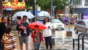 LLUVIA EN CARLOS PAZ. Durante el domingo los turistas visitaron el centro de Carlos Paz buscando refugio de la lluvia. (La Voz)