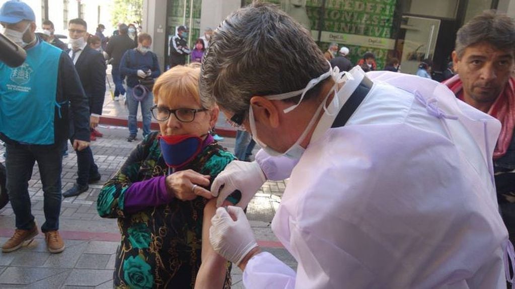 Daniel Passerini vacunando a jubilados