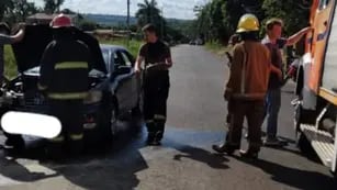 Un auto oriundo de Brasil se incendió en plena calle en Puerto Iguazú