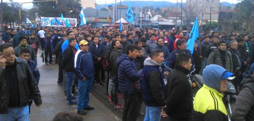 Una compacta columna de trabajadores que había partido desde inmediaciones del estadio "23 de Agosto", en el barrio Luján, ingresó al casco céntrico por el puente Lavalle.