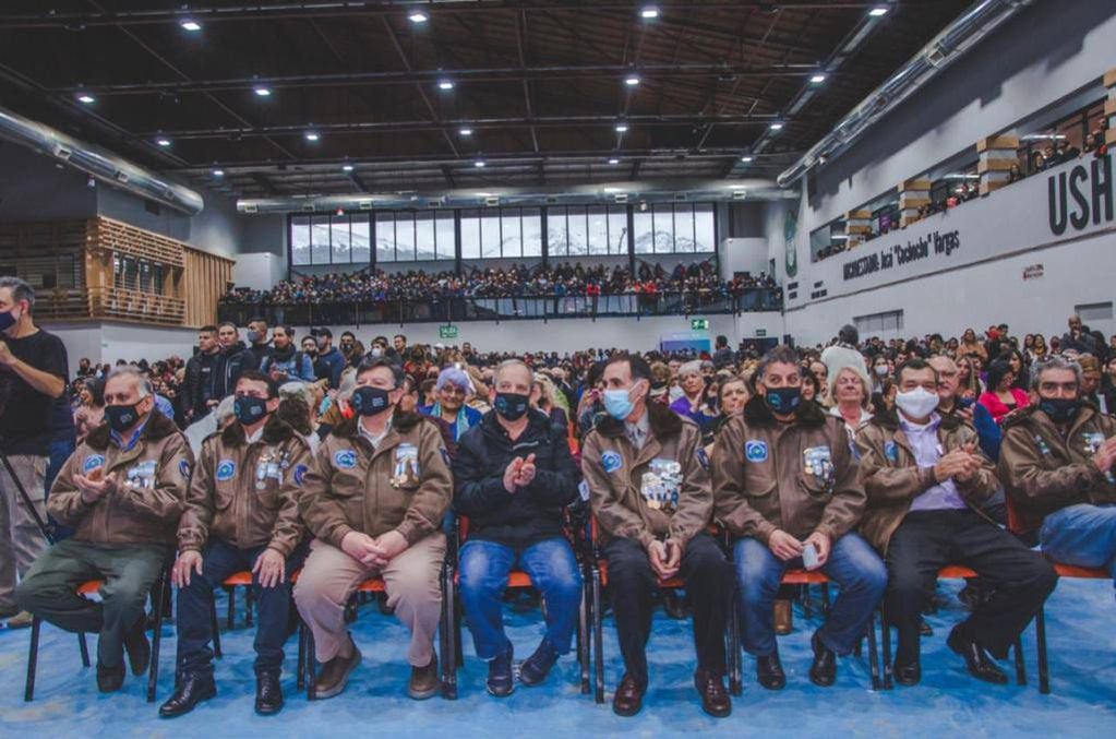 Miembros del Centro de Excombatientes de Malvinas en Ushuaia, participaron del evento. Cuando los anunciaron, la gente dio un aplauso interminable.