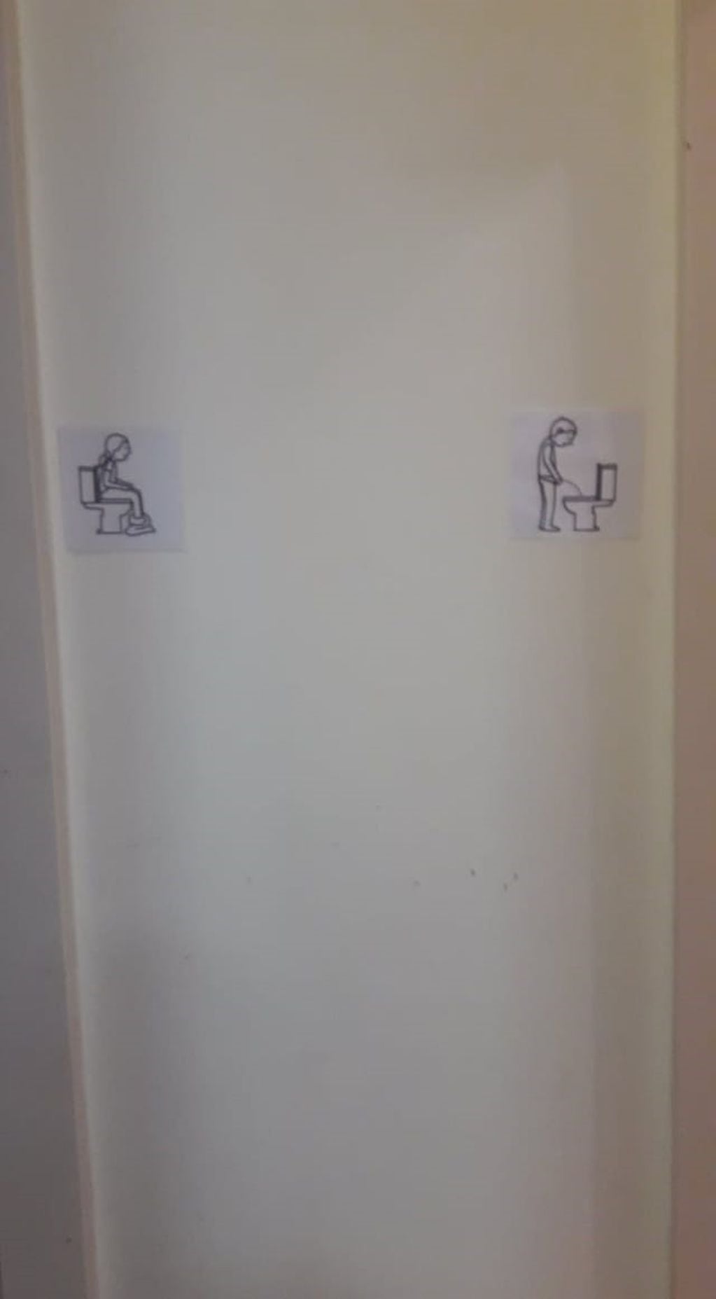 Pictogramas ubicados en la entrada de los baños, es otra acción de la que implementaron en el local.