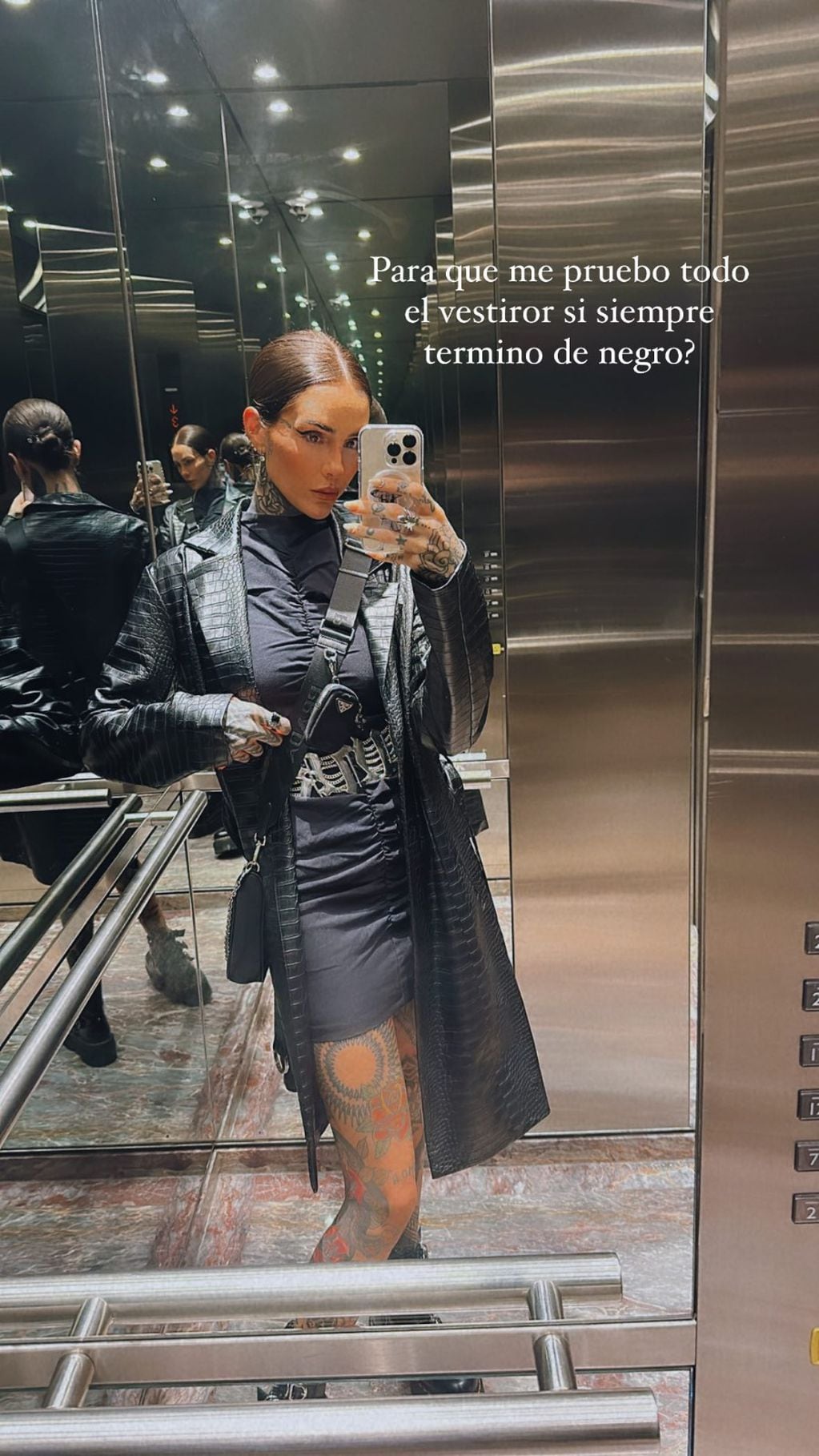 Cande Tinelli posó con un look "total black" en el ascensor