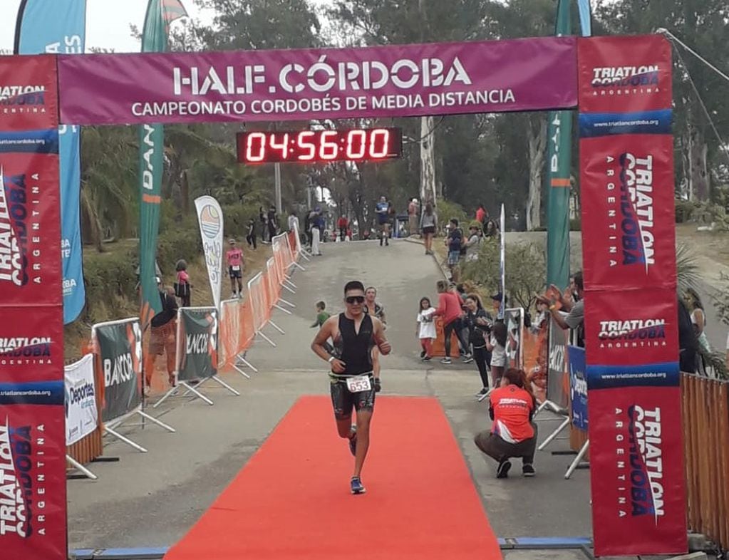 Atletas de Arroyito en el Half Triatlón de Córdoba