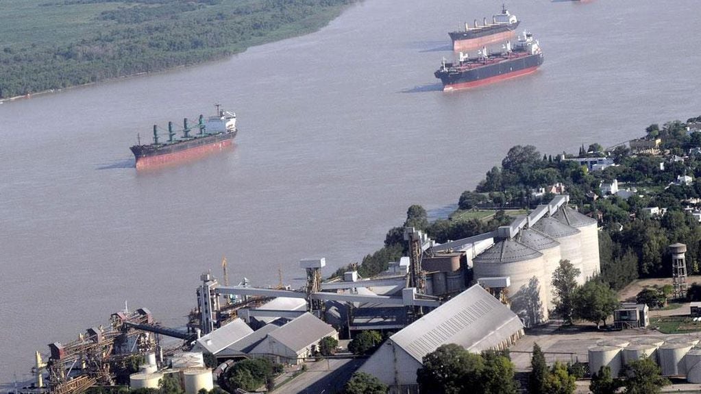 Estratégico. Por los puertos del Gran Rosario sale hacia el exterior más del 80 por ciento de los granos (DyN).