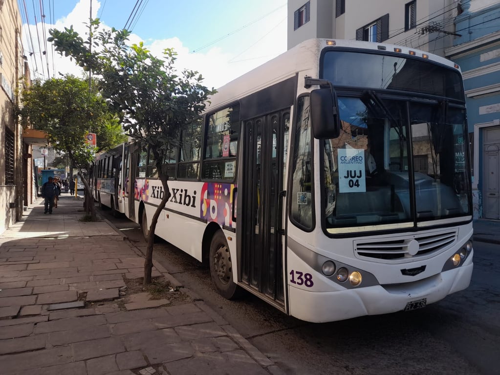 Unidades del transporte urbano de pasajeros fueron afectadas a la distribución de urnas para los comicios provinciales de este domingo en Jujuy.
