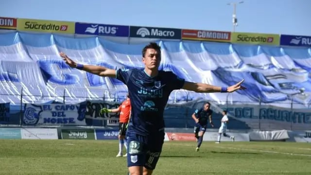 Leandro Gonzalez festeja su gol contra Atlético de Rafaela