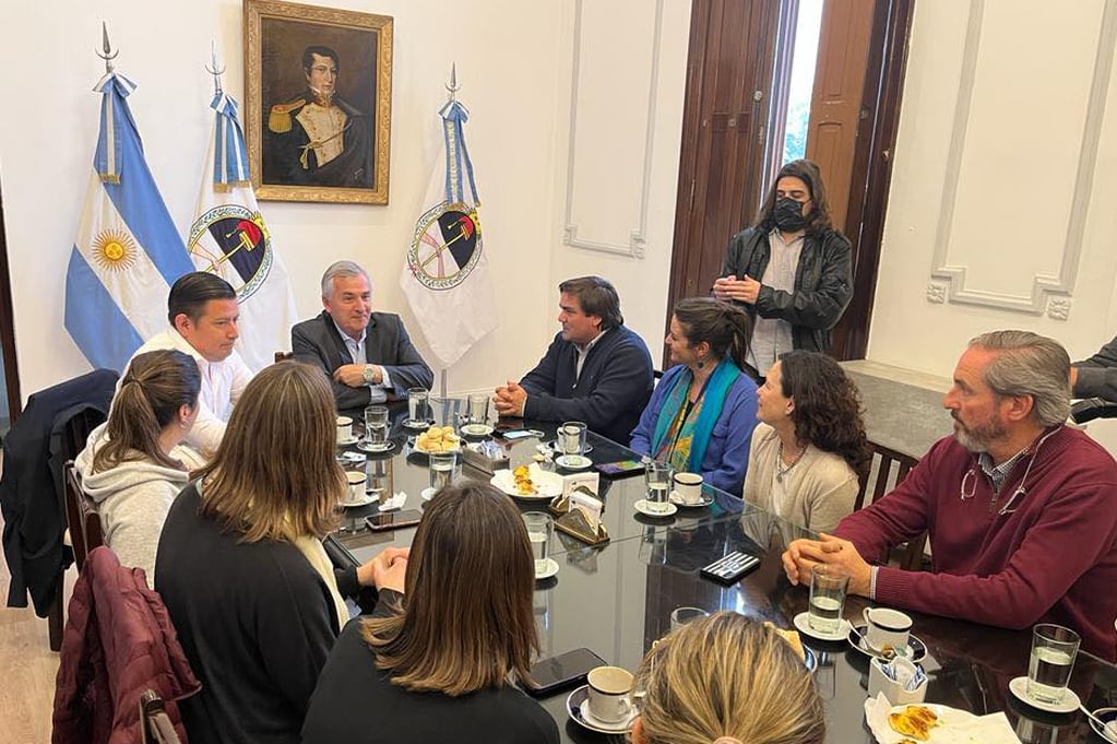 Asistido por el secretario de Gobierno provincial, Diego Rotela, el gobernador Morales respondió innumerables preguntas de los dirigentes bonaerenses  referidas a los nuevos proyectos productivos activados en Jujuy.