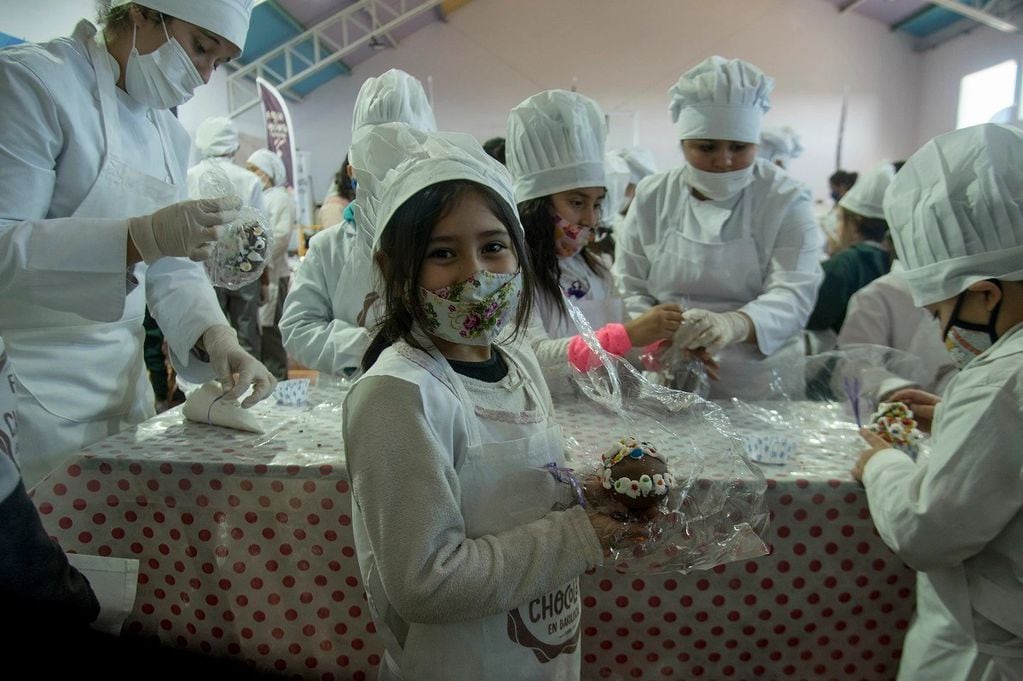 Para celebrar la Pascua, 1200 niños decoraron huevos de chocolate en Bariloche.