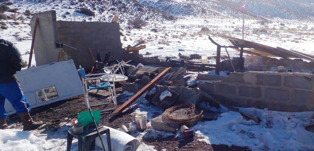 El viento blanco derribó la casa del complejo La Montaña en Malargüe.