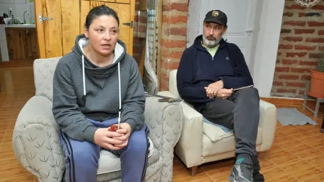 Verónica Barreto y Juan Muñoz, recibieron una notificación policial en la que se afirmaba que su hijo Ian,  había participado de una fiesta clandestina en Jacobacci.