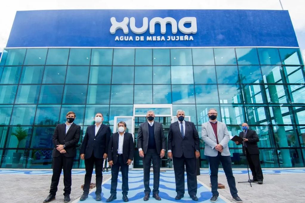 Las autoridades en el frente del moderno edificio de la planta ebotelladora de Xuma, levantado en el barrio Arenales de San Salvador de Jujuy.