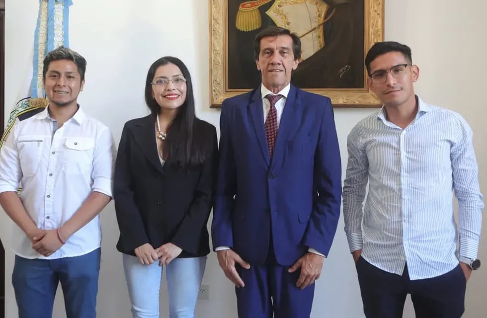Antes de viajar a Buenos Aires, los jóvenes profesionales jujeños becados por el CFI se reunieron con el gobernador Carlos Sadir.