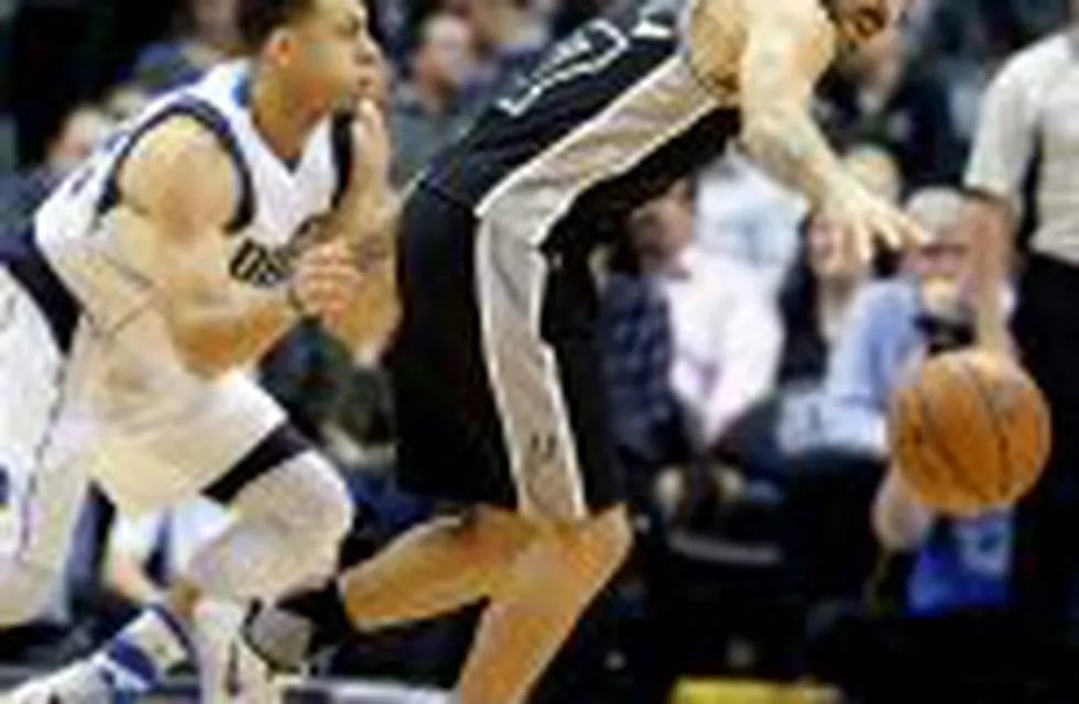 San Antonio Spurs guard Nicolas Laprovittola (27) of Argentina reaches for the ball against Dallas Mavericks guard Seth Curry (30) during the first half of an NBA basketball game in Dallas, Wednesday, Nov. 30, 2016. (AP Photo/LM Otero)