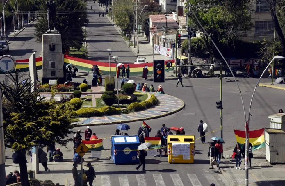 Members of civic committees block an avenue during a strike for the results of the October 20 elections in La Paz on October 28, 2019. - The platform gathering the regional civic committees (Conade), demanded the annulment of the controversial general elections in Bolivia, won by President Evo Morales in the first round, and called for new elections with a new electoral court. (Photo by AIZAR RALDES / AFP)
