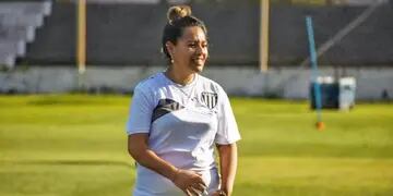 Yamila Correa de Gimnasia, primera mujer en formar parte del CT de un equipo de Primera Nacional.