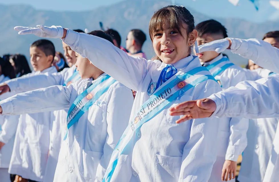 Promesa de lealtad a la Bandera Argentina realizaron los alumnos de 4° grado de las escuelas de Saujil