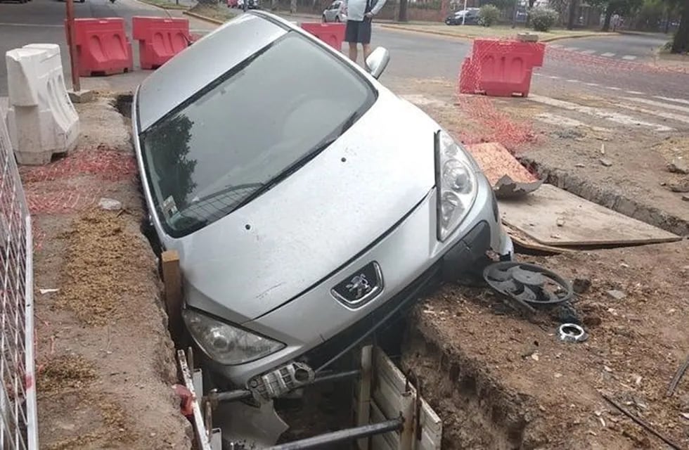 Un auto cayó a un pozo de Aguas Santafesinas (R. Lescano)