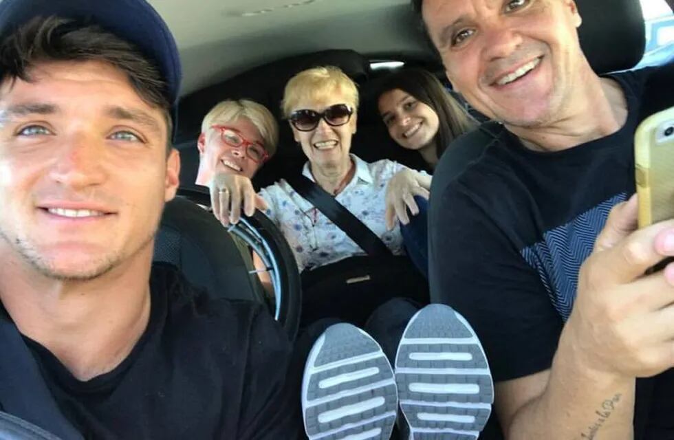 Gustavo Ferrnández junto a su familia en Italia.