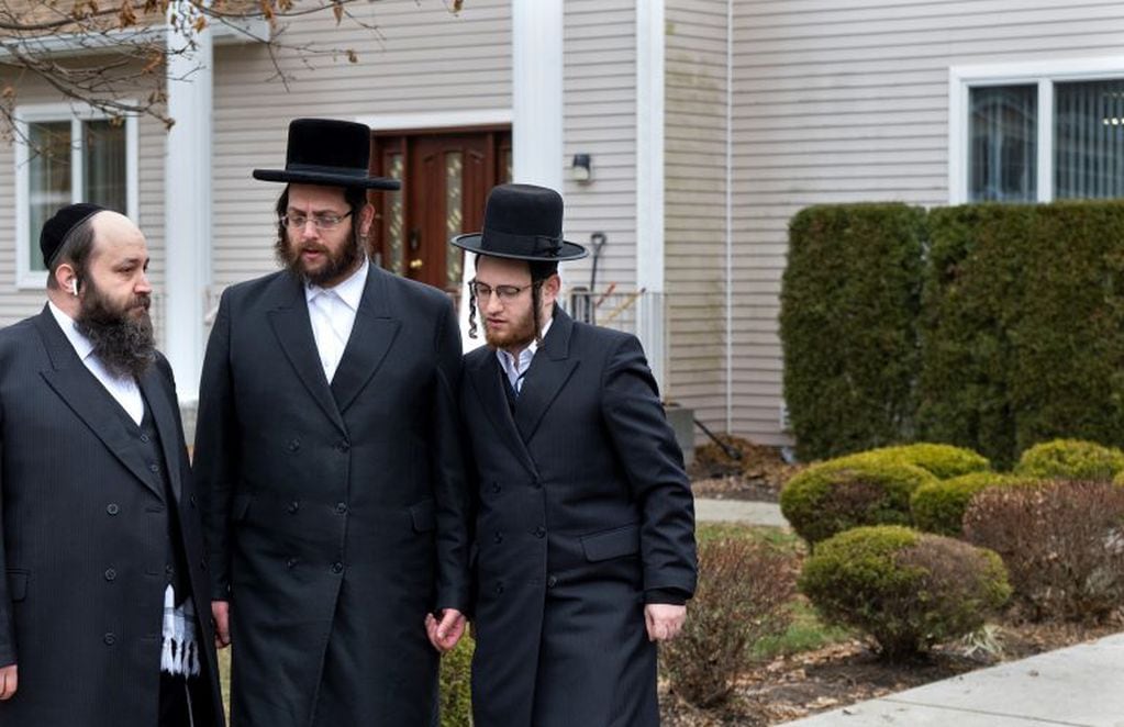 Miembros de la comunidad judía en la puerta de la casa donde se realizó el ataque.