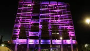 El edificio de la Municipalidad de la Ciudad se iluminó de violeta para visibilizar la lucha contra la violencia contra la mujer
