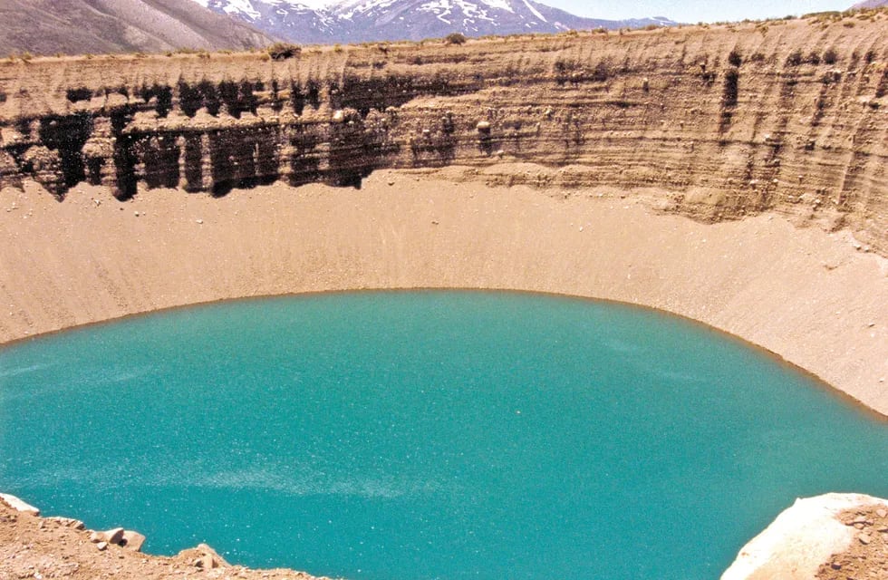 ¿Conocés las dolinas de Mendoza? el impresionante video que muestra dos increíbles espejos de agua esmeralda