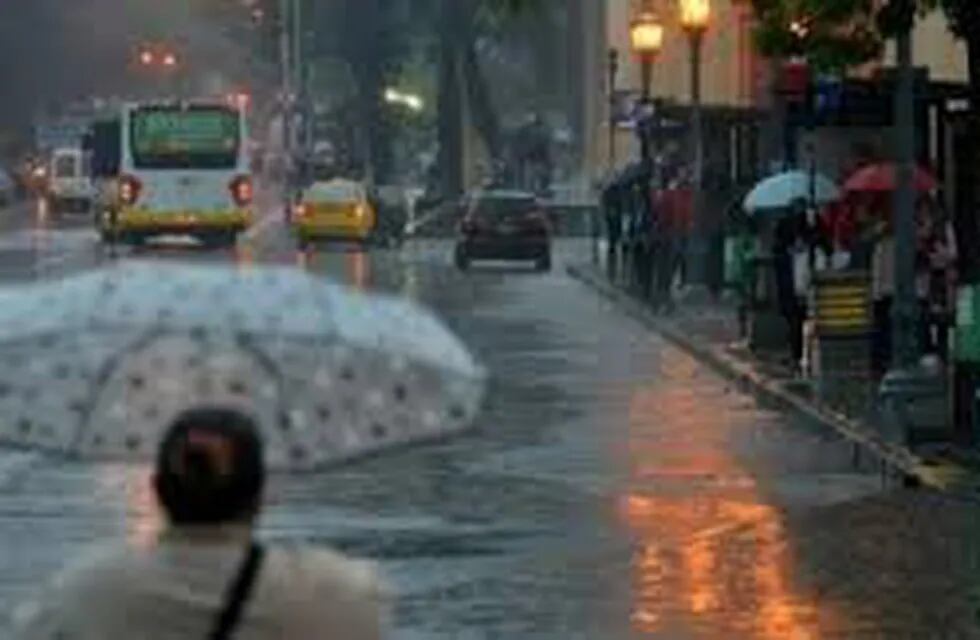 El pronóstico prevé intensas precipitaciones y ocasional caída de granizo en centro y sur de la provincia.