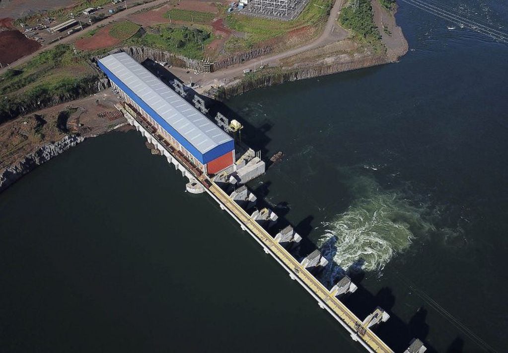 Fotografía tomada por un dron el 30 de enero de 2019 y cedida por Neoenergía muestra una vista general de la hidroeléctrica de Neoenergía de Baixo Iguaçu, en el estado de Paraná (Brasil).