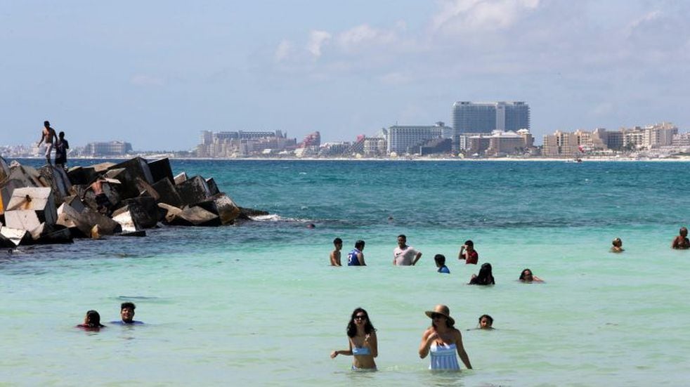 AME5212. CANCÚN (MÉXICO), 16/09/2020.- Turistas nuevamente comienzan a visitar este miércoles, las playas del centro recreativo de Cancún, en el estado de Quintana Roo, del caribe mexicano. México inició su recuperación económica en materia de turismo aunque acogió en julio un 66,6 % menos de turistas internacionales que en el mismo mes de 2019, al pasar de casi 4,2 millones a unos 1,39 millones de viajeros por la pandemia de COVID-19, y pese a que ese era el segundo mes en el que comenzó la reapertura económica del país. EFE/Alonso Cupul