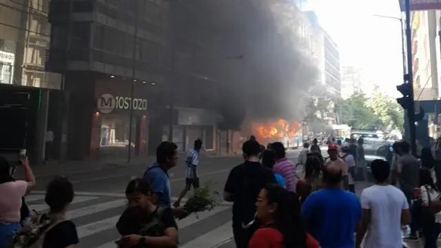 Trolebus incendiado en Córdoba.