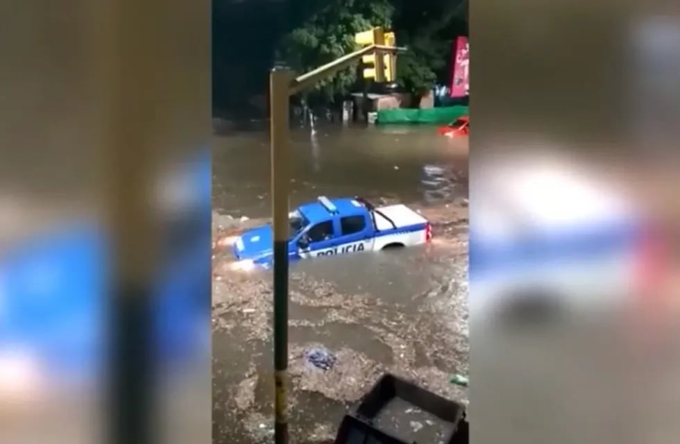 La camioneta de la Policía quedó cubierta por el agua.