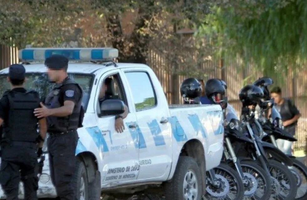 Dos jóvenes fueron capturados en Maipú luego de que robaran 40.000 euros, dos armas y algunas herramientas de una distribuidora de frutas y verduras ubicada en Maipú.