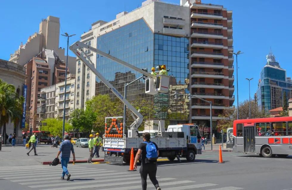 Empresas contratadas realizan reparaciones de semáforos en Córdoba. (Municipalidad de Córdoba)