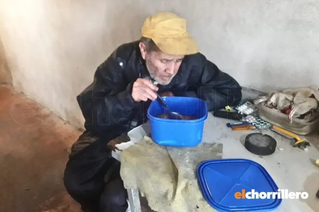 Carlos, el villamercedino que se alimenta con la ayuda de los vecinos y necesita asistencia para sobrellevar su enfermedad