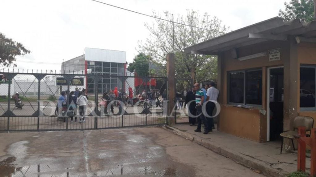 Manifestantes protestan frente a la Dirección de Vialidad Provincial. (Foto: Diario Chaco)
