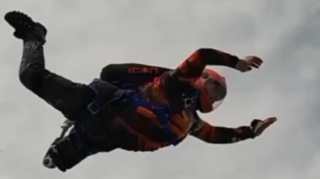 El deportista es un apasionado del paracaidismo y comenzó a saltar en 1998.