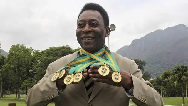  El tres veces campeón del mundo, de 75 años de edad, indicó que donará parte de lo recaudado al hospital pediátrico más grande en Brasil. 