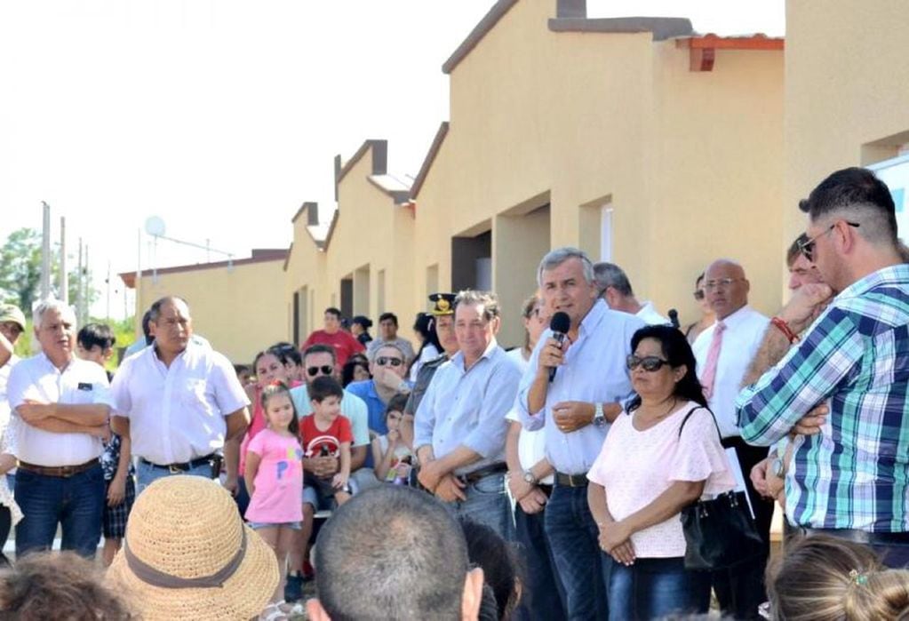 El gobernador Morales encabezó en Calilegua el acto de entrega de 80 viviendas e infraestructura, destinadas a afiliados a los gremios ATSA Jujuy, UPCN y CEDEMS. El mandatario destacó la finalización de este plan, que había sufrido una demora de varios años hasta su reactivación en 2016.