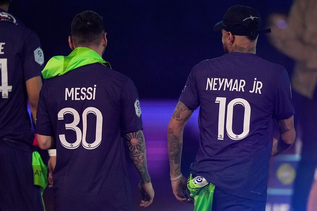 Lionel Messi ya se fue de París Saint-Germain y Neymar también podría irse... El presente del club parisino, lleno de dudas. (AP)