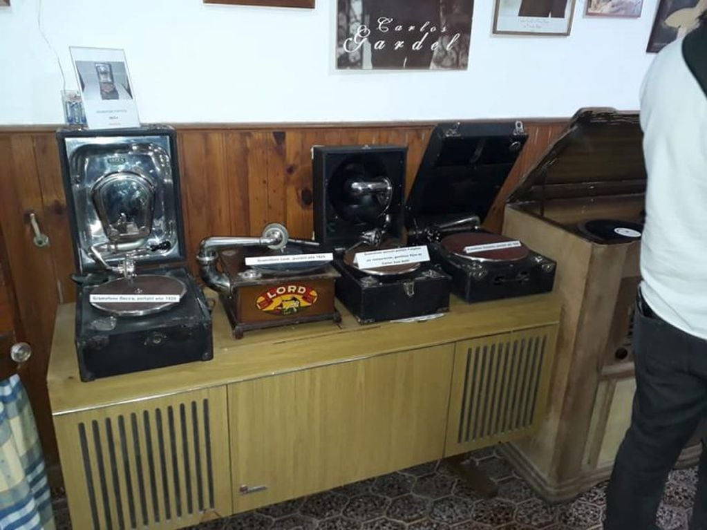 Radios en exposición en el Museo "Carlos Gardel"
