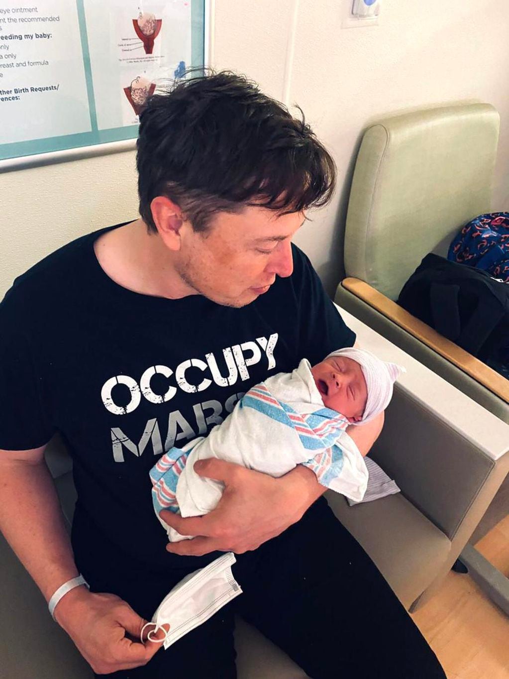 Elon Musk junto a su último hijo nacido en septiembre.