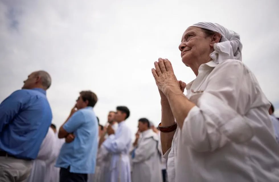 Coronavirus en Argentina: el Episcopado recomendó no realizar el saludo de la paz en las misas. (AP)
